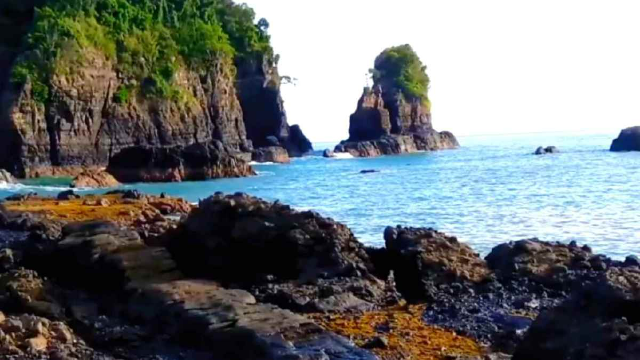 Menyelami Keindahan Pantai Batu Naga Sukabumi